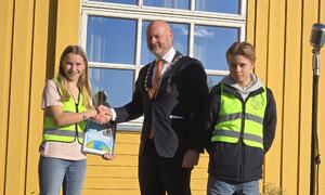 Ordfører overrekker diplomet