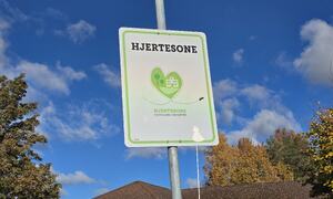 Hjertesone-skilt på stolpe ved parkeringen
