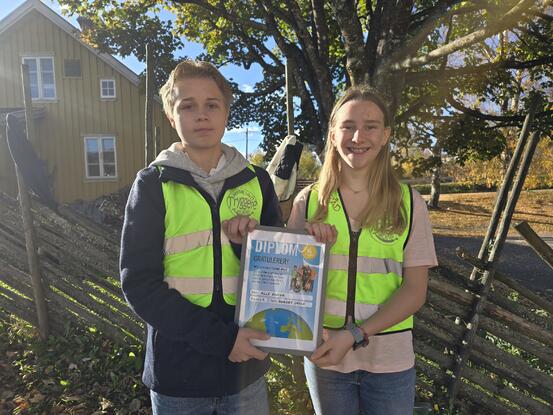 Portrettbilde av Scott og Ingrid med diplomet