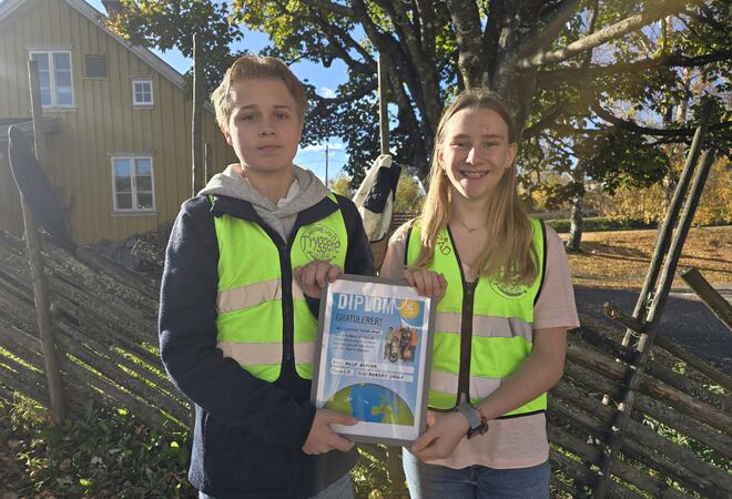 Elevrådsrepresentantene Scott Støen (12) og Ingrid Kristiansen Lang (12) tok i mot premien på vegne av Nordby skole. Portrettbilde av Scott og Ingrid med diplomet