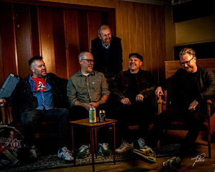 Bilde av 5 menn som ler sammen