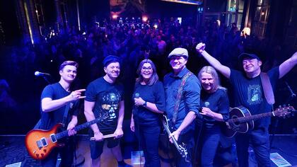 Bilder av musikere på en klubbscene