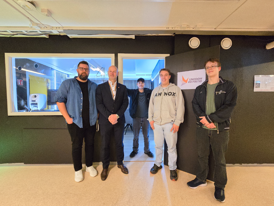 Fra venstre: Ansatt på Rudolf og prosjektleder Christian Veidahl Wang, ordfører Bengt Nøst-Klemmetsen, Elias Dyrnes Takoua, Magnus Kristiansen Lang og William Alexander Nyhus Johnsen (alle 15 år). Utenfor døren til studio