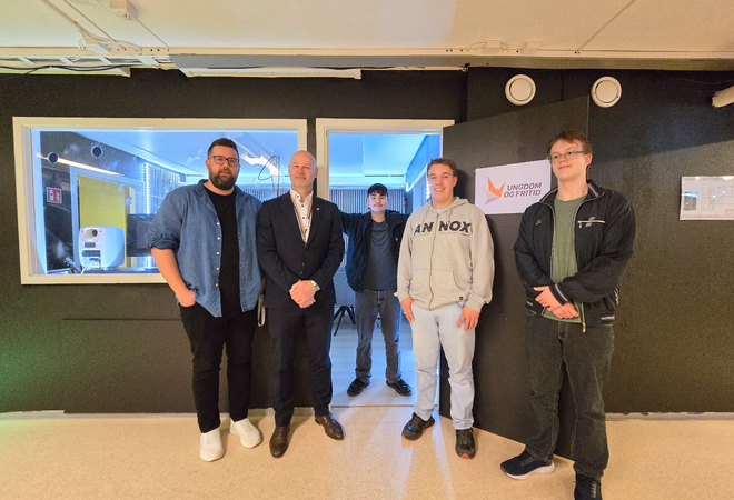 Fra venstre: Ansatt på Rudolf og prosjektleder Christian Veidahl Wang, ordfører Bengt Nøst-Klemmetsen, Elias Dyrnes Takoua, Magnus Kristiansen Lang og William Alexander Nyhus Johnsen (alle 15 år). Utenfor døren til studio
