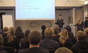 Leder av ungdomsrådet presenterer