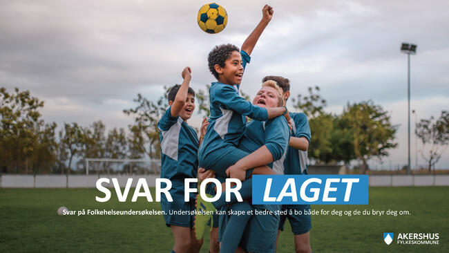 En gutt feirer med lagkameratene sine