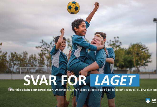 En gutt feirer med lagkameratene sine