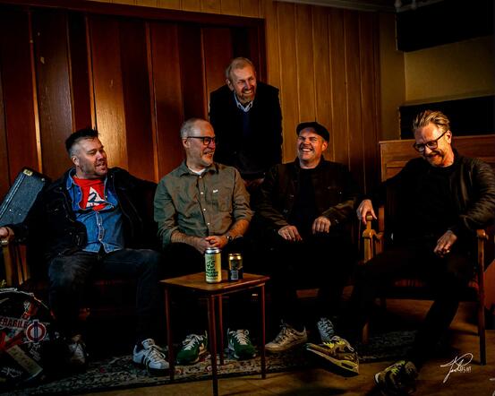 Foto: Trond Nielsen Bilde av 5 mannfolk som ler sammen