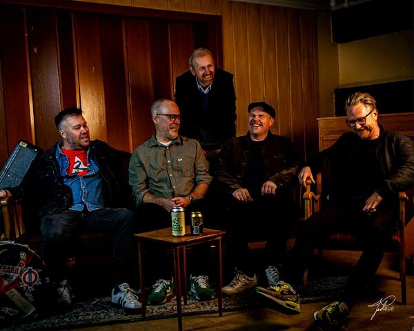 Bilde av 5 mannfolk som ler sammen