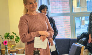 Enhetsleder Stine Solberg holder tale