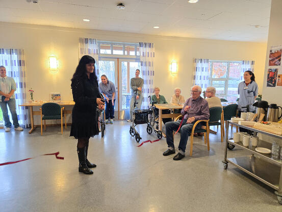 Fredag ble den nye bemannede omsorgsboligen på Granheimtunet høytidelig åpnet. Rubina Rikheim klippet snora – med litt hjelp fra beboer Trygve Solberg – til applaus fra gjester, ansatte og beboere. Rubina Rikheim klipper snor