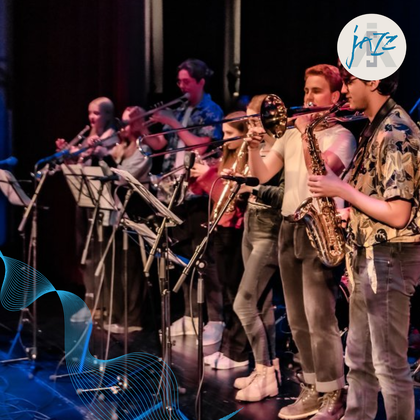 Bilde av et ungdomssband på scenen