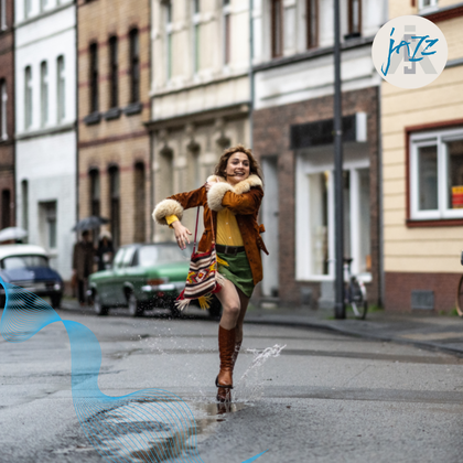 Foto av en ung damer som løper i en gate