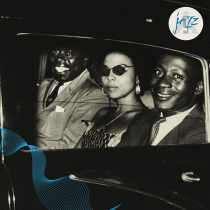 Sort og hvit foto av en mann og en dame i en bil