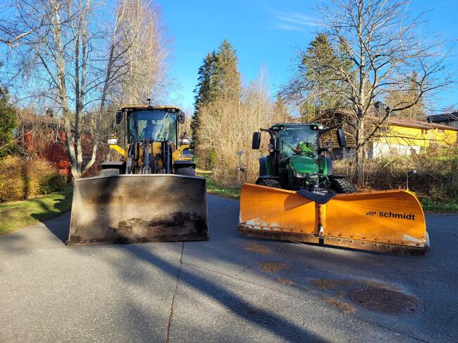 To brøyteenheter på veien