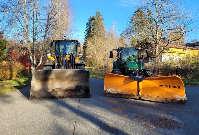 To brøyteenheter på veien