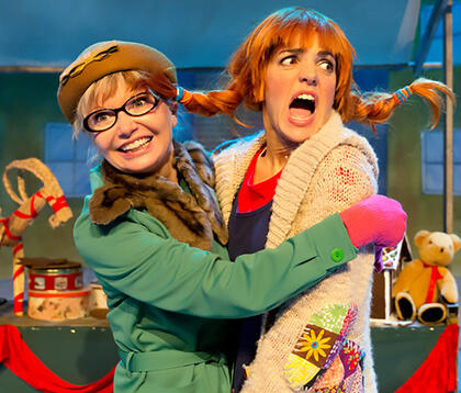 2 damer klemmer på hverandre.