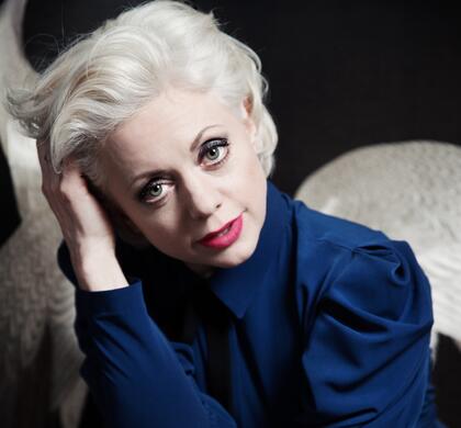 En dame med hvit hår smiler