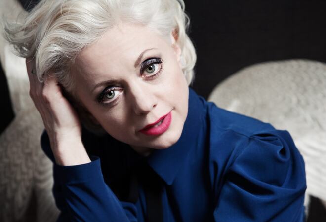 En dame med hvit hår smiler