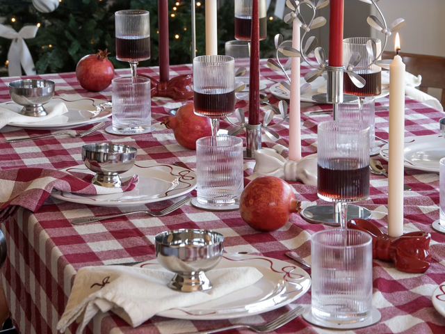 Dessertbeger Mini, 6 for 354 kr. Glassunderlag Rosett, 4 for 55 kr. Vinglass Ribbed, 4 for 396 kr. Glass Ribbed, 4 for 316 kr. Tøyserviett Rut, 2 for 89 kr. Bestikk Hammered, 4 for 139 kr. Lysestake Rosett, 119 kr. Lysestake Eclipse, 119 kr.