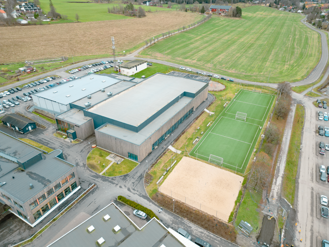 Åshallen kjemper helt i toppen over de beste idrettsanleggene. Dronebilde over Åshallen