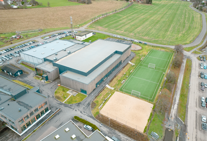 Åshallen kjemper helt i toppen over de beste idrettsanleggene. Dronebilde over Åshallen