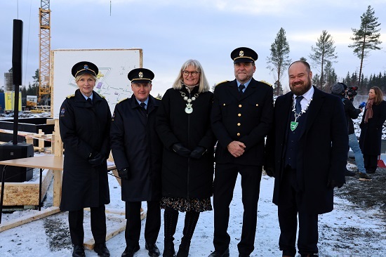 Gruppebilde med ledere i kriminalomsorgen og ordførerne for hhv. Hamar og Stange