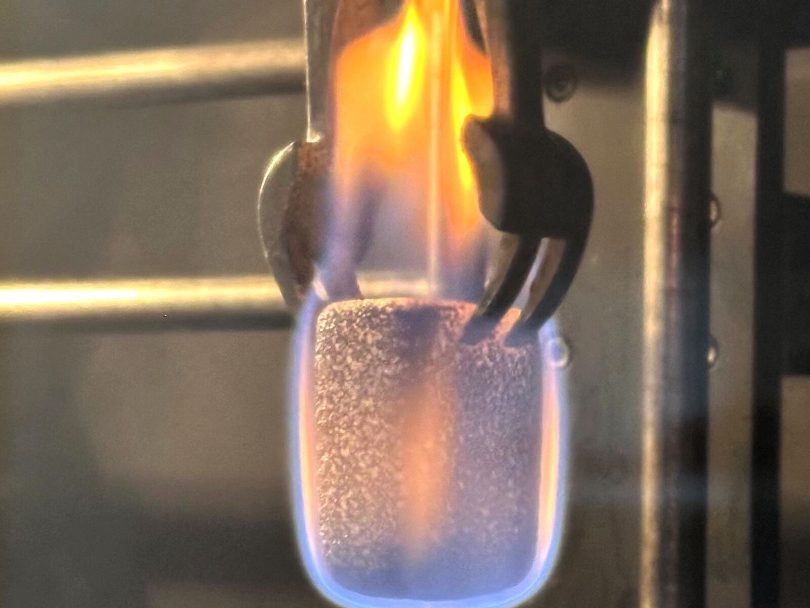 Fraunhofer LBF vil utvikle bærekraftig flammehemmende PUR-skum. (Foto: Merve Tulcali/ Fraunhofer LBF)