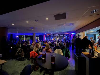 Foto fra en konsert i foajéen på Ås kulturhus