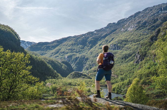 Aurlandsdalen er en av DNTs Historiske vandreruter. Dette er et samarbeid mellom DNT og Riksantikvaren, som gjør gamle ferdselsveier bedre kjent og mer brukt. Foto: Linn Holstad Hines Aurlandsdalen er en av DNTs Historiske vandreruter. Dette er et samarbeid mellom DNT og Riksantikvaren, som gjør gamle ferdselsveier bedre kjent og mer brukt. Foto: Linn Holstad Hines