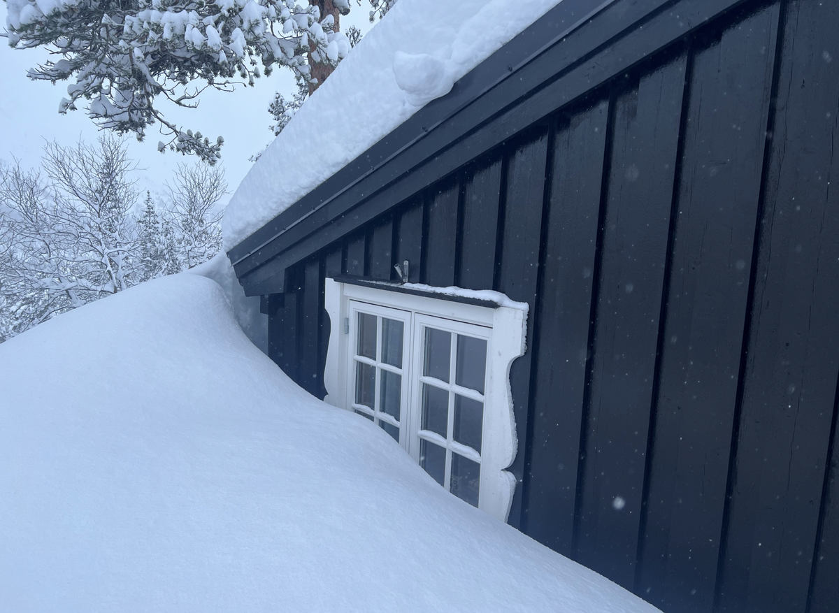 En innesnødd hytte er en brannrisiko. Foto: Frende Forsikring
