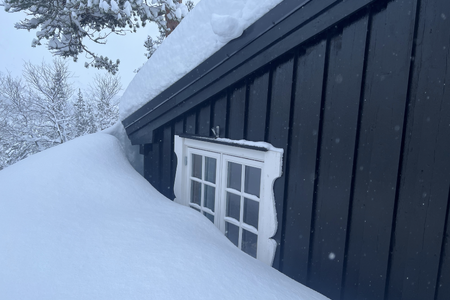En innesnødd hytte er en brannrisiko. Foto: Frende Forsikring