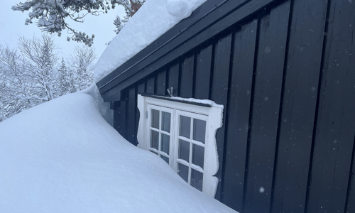 En innesnødd hytte er en brannrisiko. Foto: Frende Forsikring