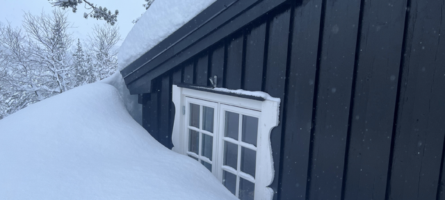 En innesnødd hytte er en brannrisiko. Foto: Frende Forsikring