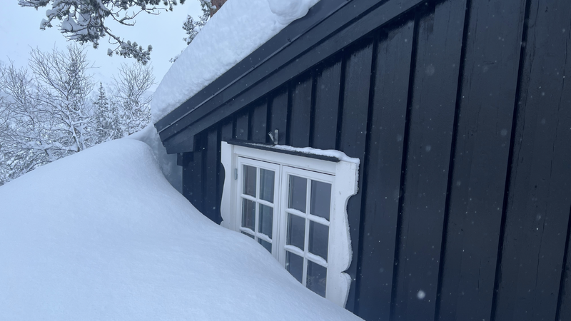 En innesnødd hytte er en brannrisiko. Foto: Frende Forsikring