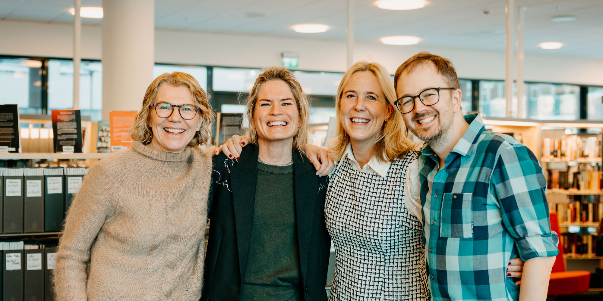 Bilde av Berit, Ingrid, Birgitte og John i biblioteket