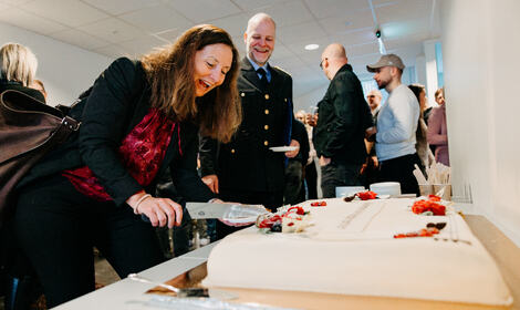 Bilde av statssekretær og direktør johannes skjærer kake og åpner ddu-opptaket