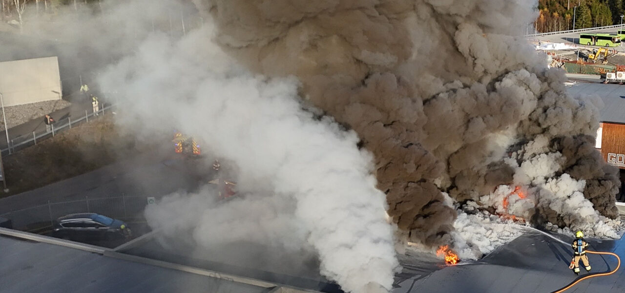 Brannen i Drøbak vaskeri fotografert med drone. Foto: Stian Drake / Akershus Amtstidende Dronebilde av brann i Drøbak vaskeri 2025