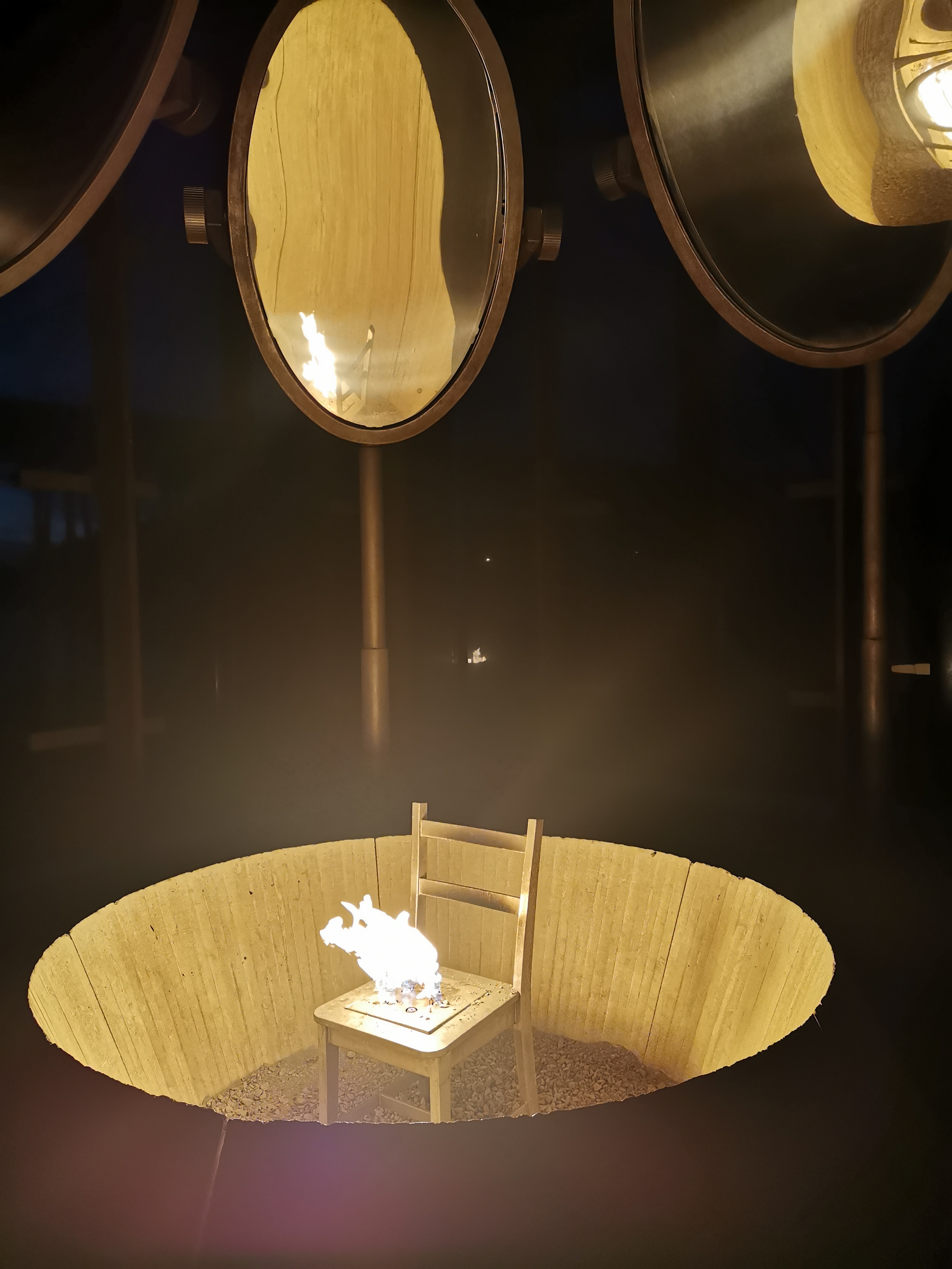 Åpen ild innvendig heksemonomentet