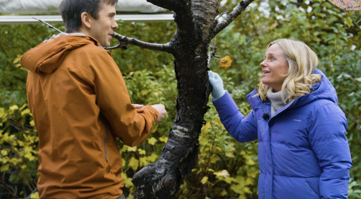 Fugleekspert i WWF, Sverre Lundemo, og fuglenysgjerrig Solveig Kloppen. Foto: Funkel/WWF Verdens naturfond