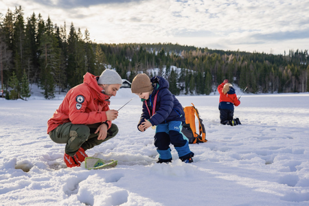 Med Kom deg ut-dagen gir DNT over hele landet familier og andre en introduksjon til friluftsliv. Trym B. Solli