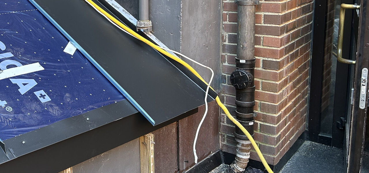 Tilbygget som er reist mot eksisterende byggverk blokkerer og forsinker en effektiv og sikker tilkobling til påkoblingsrøret for fasadesprinkleren. Forholdet tyder på at eier ikke fullt ut kjenner de kravene som gjelder for byggverket. Avvik fra god brannsikring