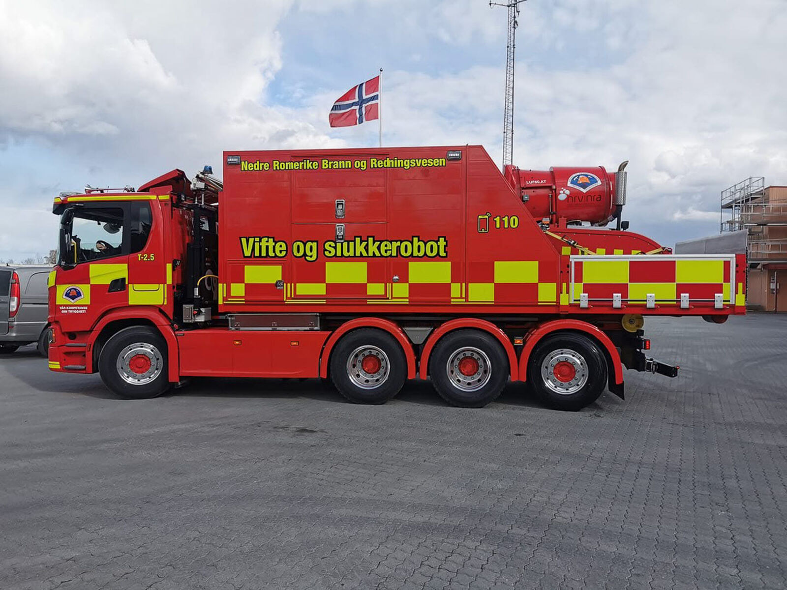 LUF60, vifte og slukkerobot, er et kraftig verktøy for brannvesenet. Foto: Kenneth Wangen