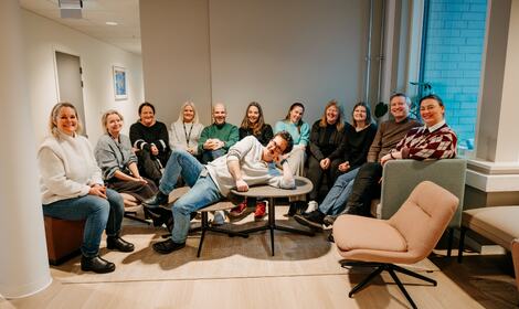 Bilde av gruppen som arbeider med veilederen. Foto: Tonje Dahlbak/KRUS