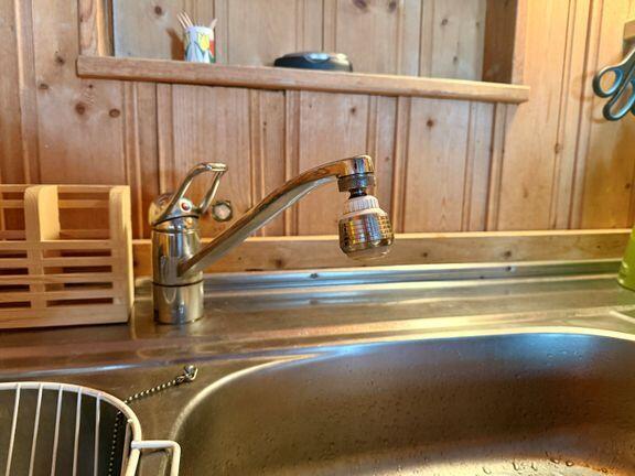 Steng hovedstoppekrana og la så vannet renne til det stopper inne på hytta. Da får du tømt rørene for vann og unngår dyre frostskader. Frende Forsikring