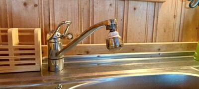 Steng hovedstoppekrana og la så vannet renne til det stopper inne på hytta. Da får du tømt rørene for vann og unngår dyre frostskader. Frende Forsikring