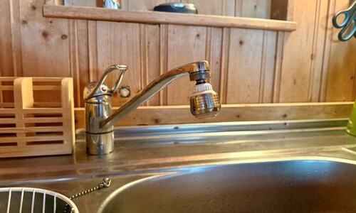 Steng hovedstoppekrana og la så vannet renne til det stopper inne på hytta. Da får du tømt rørene for vann og unngår dyre frostskader. Frende Forsikring