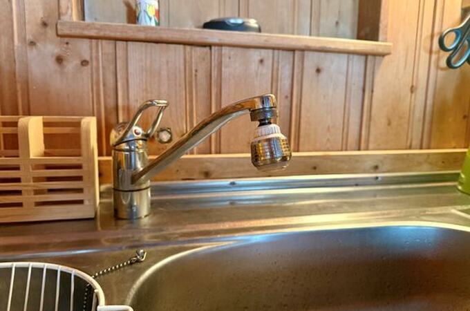 Steng hovedstoppekrana og la så vannet renne til det stopper inne på hytta. Da får du tømt rørene for vann og unngår dyre frostskader. Frende Forsikring Steng hovedstoppekrana og la så vannet renne til det stopper inne på hytta. Da får du tømt rørene for vann og unngår dyre frostskader. Frende Forsikring