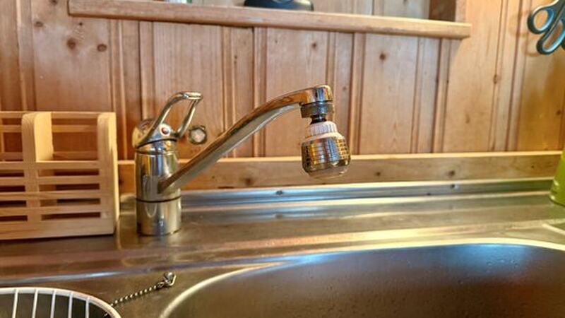 Steng hovedstoppekrana og la så vannet renne til det stopper inne på hytta. Da får du tømt rørene for vann og unngår dyre frostskader. Frende Forsikring