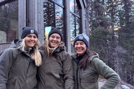 OssTRE - tre jenter, en hytte, fire uker. Bettina, Katarina og Maria ønsker å gjennomføre drømmeprosjektet. Foto: Erik Lundby